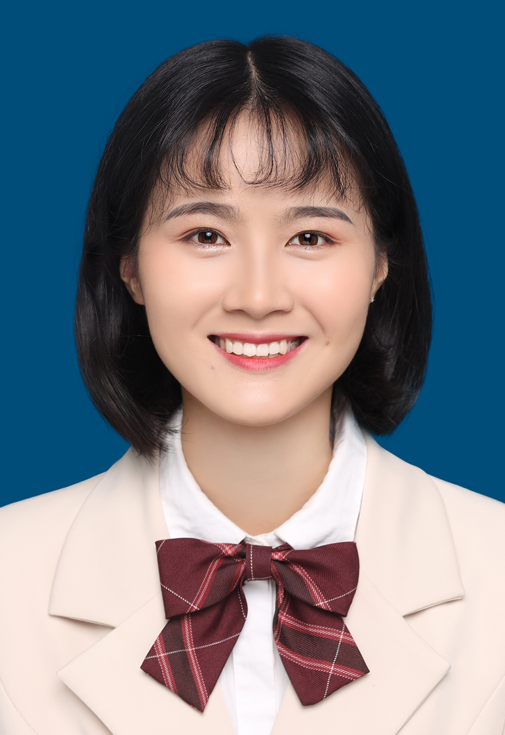 绍兴文理学院高分子材料与工程专业毕业生，在校期间担任班上学习委员、副班长，学院“青协”会长，“党员之家”副主任，作为第一作者发表过两篇论文，获得过一些专业竞赛奖、体育比赛奖、学科奖学金等；大学四年于绍兴流浪动物保护中心做志愿者、四年期间参加大大小小各种志愿活动近两百项；目前为宁波大学准研究生。人生格言：革命尚未成功，同志仍需努力.jpg